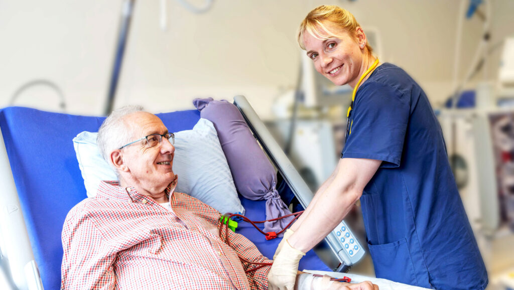 Herzlich, menschlich, innovativ - moderne Dialyse für Ihre bessere Lebensqualität. Eine Mitarbeiterin betreut einen Patienten, der an einer Nierenerkrankung leidet.