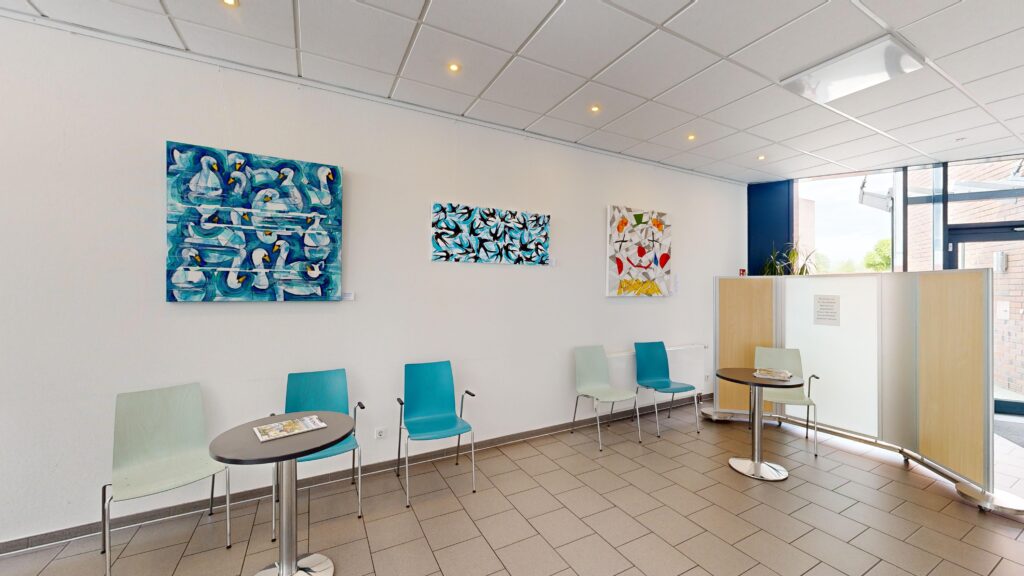 Kunst inm NC. Ein heller freundlicher Eingangsbereich mit modernen Bildern,