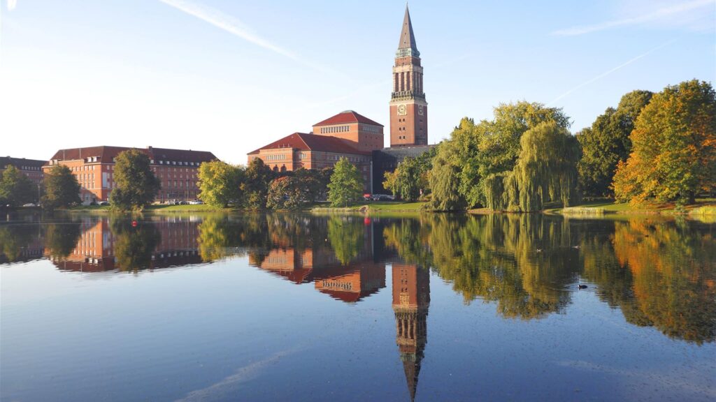 Enge Zusammenarbeit mit führenden Kliniken. Auf dem Bild zu sehen ist Kiel von seiner schönsten Seite.
